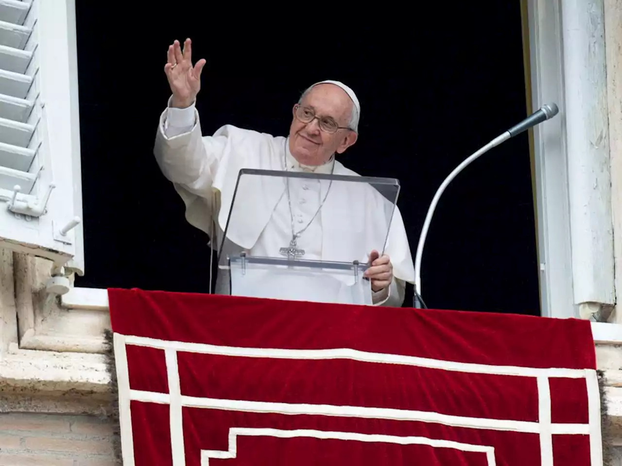 Pope defends media freedom, pays tribute to killed reporters