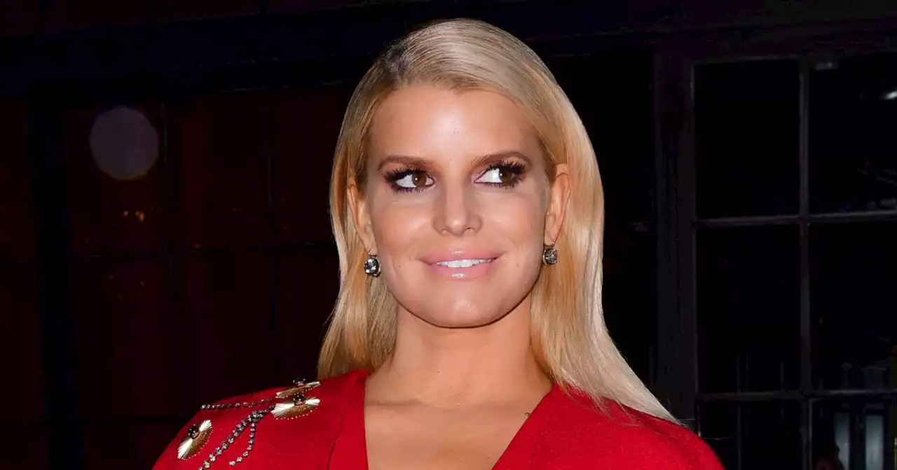 Jessica Simpson shares pic ‘all glammed up’ with sister Ashlee for moms night out