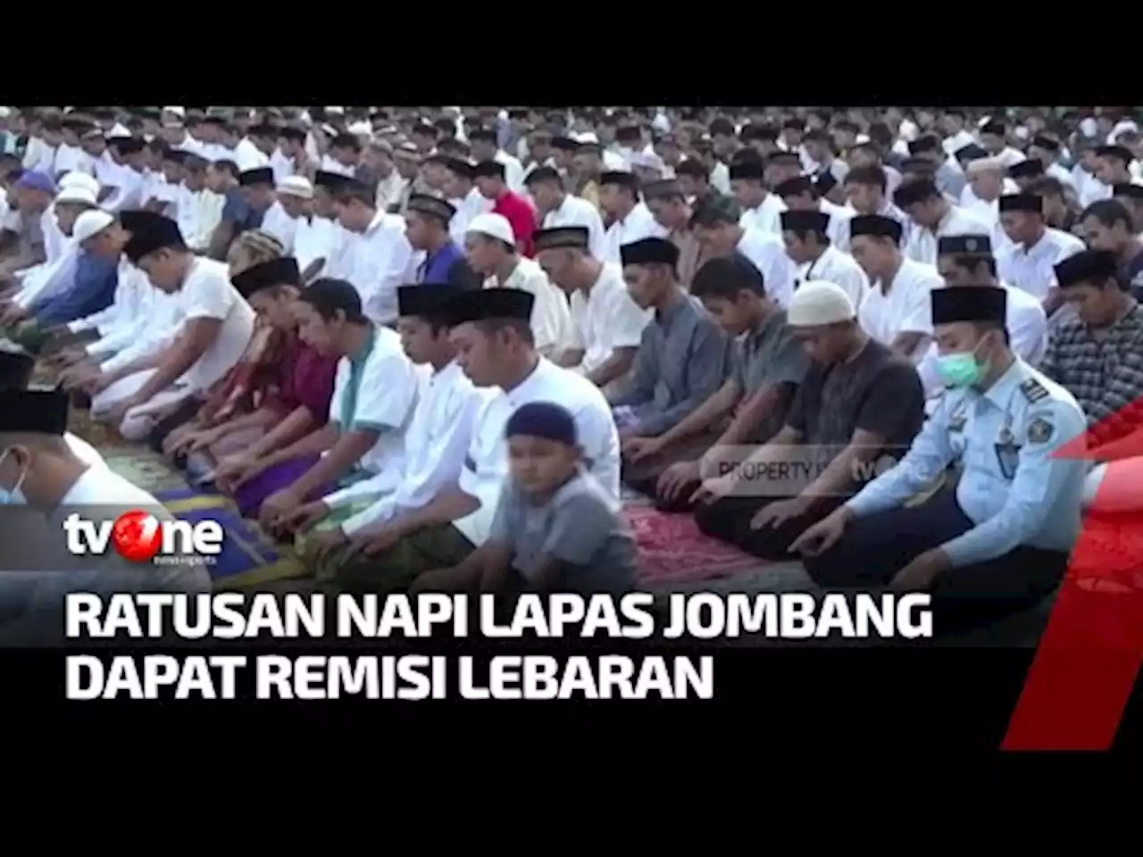 Napi Lapas di Jombang Lakukan Sholat Idul Fitri, 350 Napi Dapat Remisi - tvOne