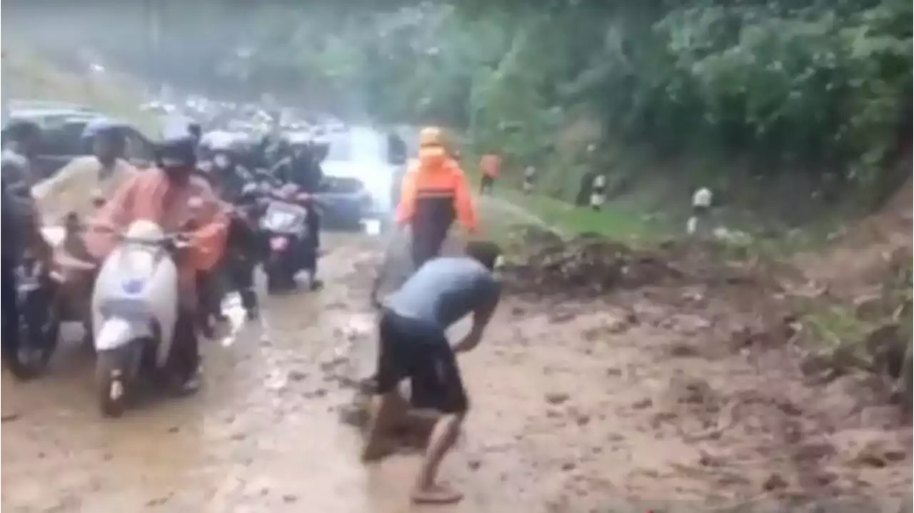 Tebing Longsor, Arus Lalu Lintas di Jalan Raya Penghubung Subang - Bandung Barat Diberlakukan Buka Tutup