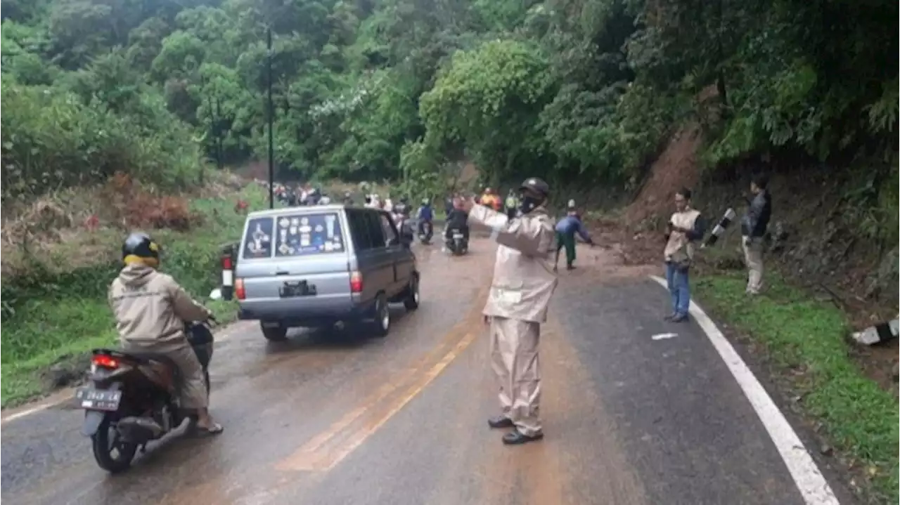 Tebing Penghubung Bandung-Subang Longsor, Polisi: Sudah Bisa Dilalui