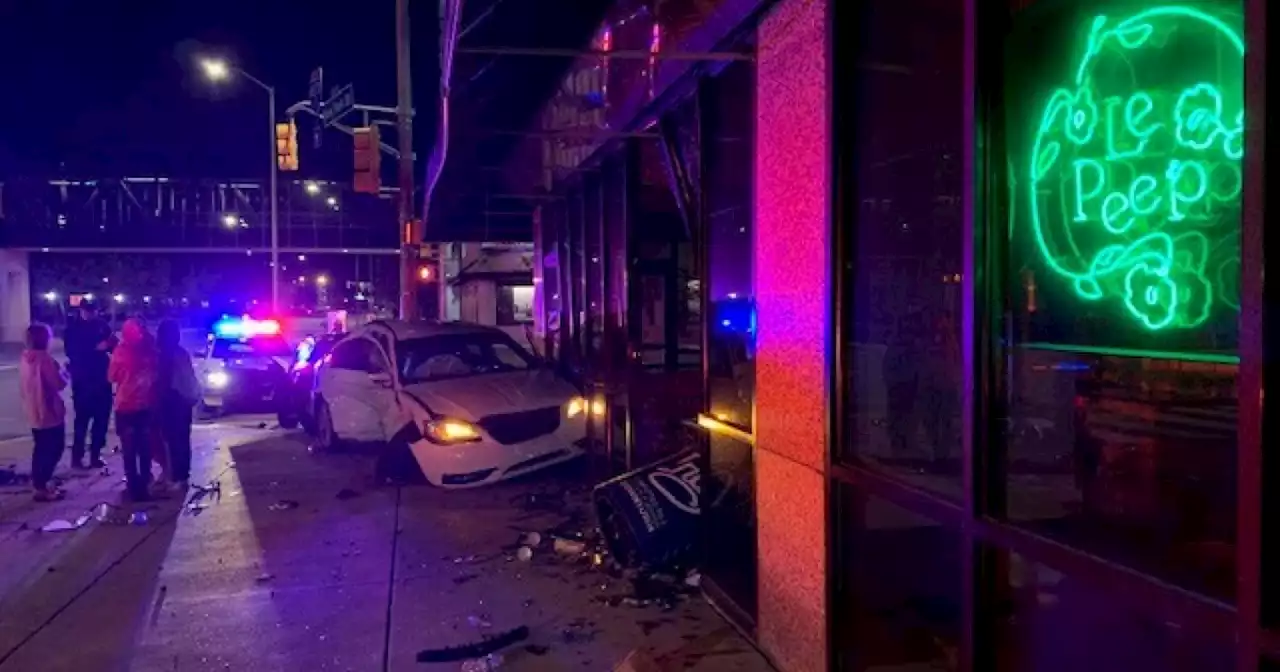 Indianapolis Le Peep restaurant damaged after two car crash