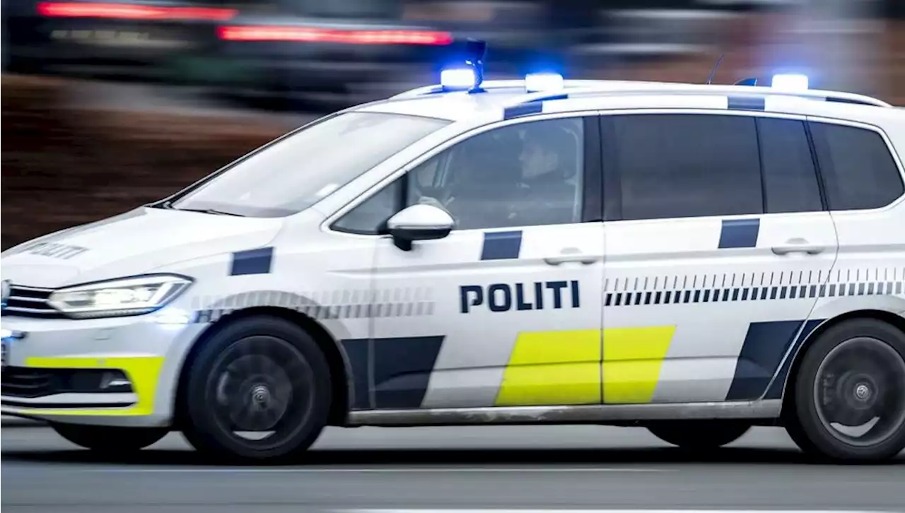 Bil totalt sammenkrøllet: Mand kørte ind i afspærring på Storebælt