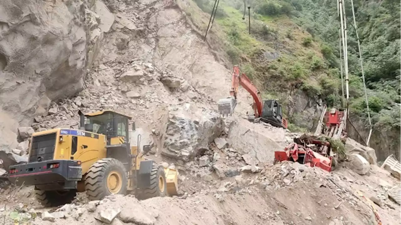 10 workers trapped after tunnel collapses in Kashmir