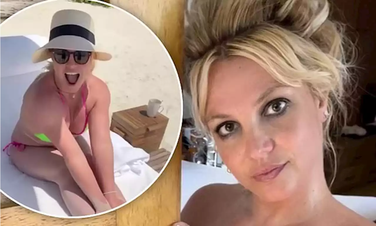 Britney Spears shares nude snaps on Instagram