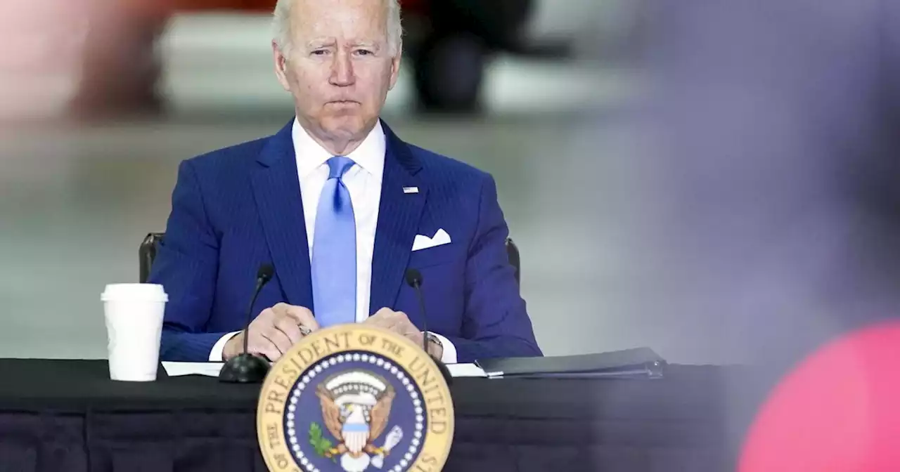 Joe Biden, la telefonata cambia la guerra: dietrofront sui missili e assist a Putin. Per Zelensky si mette male