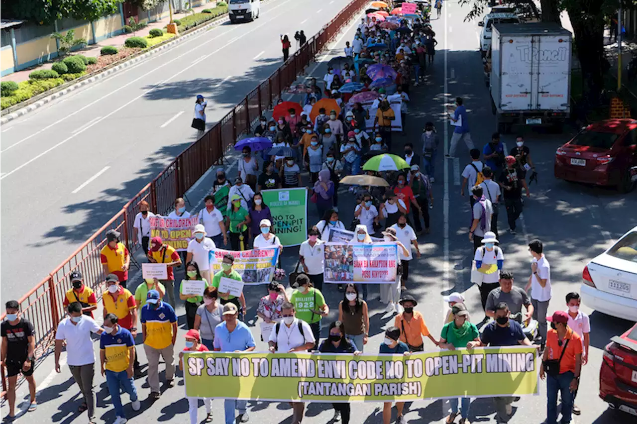 Thousands join solidarity walk vs lifting of open-pit mining ban; Governor creates TWG