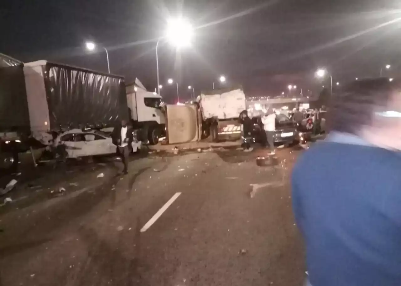 13 vehicle pile-up on Cape Town N1 after truck jack-knifes [WATCH]