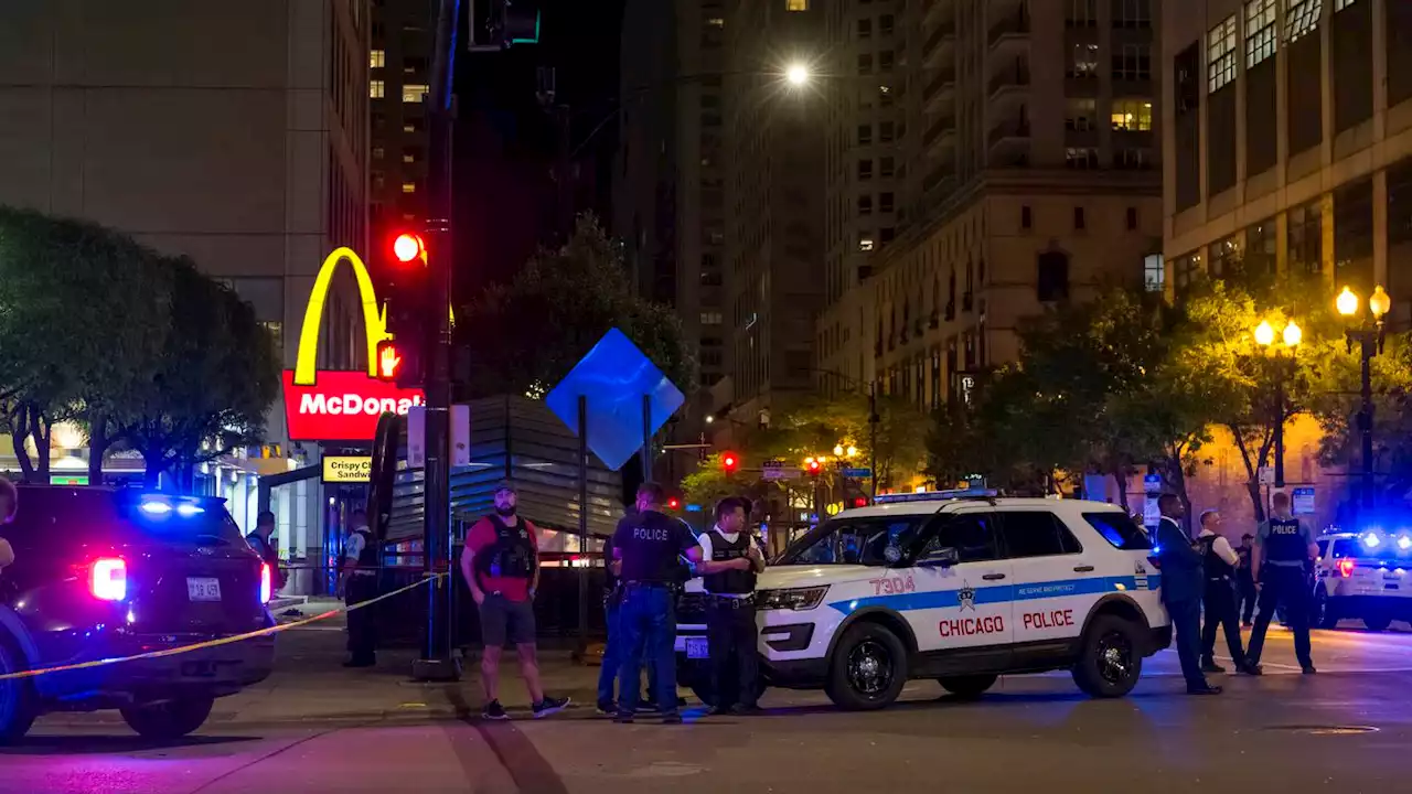 Police: Chicago shooting leaves 2 people dead, 8 wounded