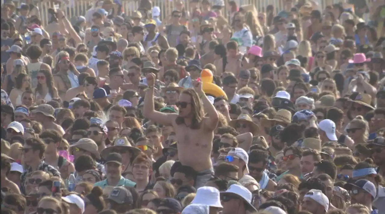 Hangout Festival draws out thousands on rainy day one