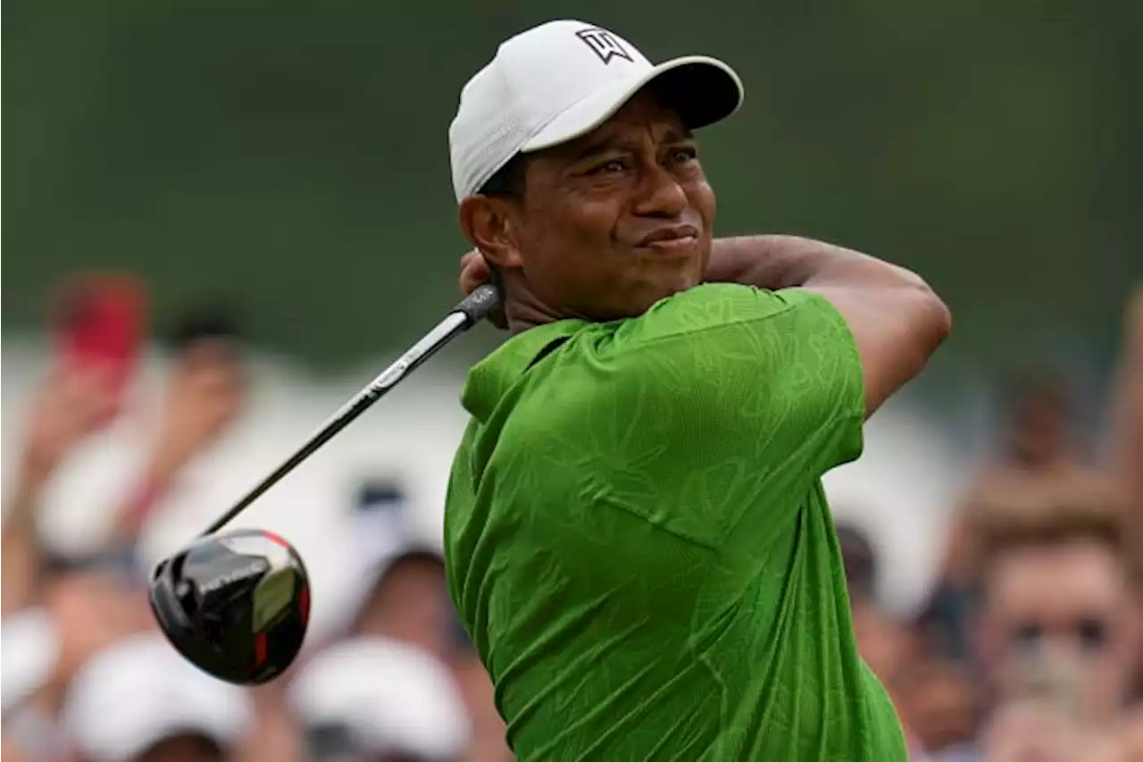 Woods plays through pain, makes another major cut at PGA