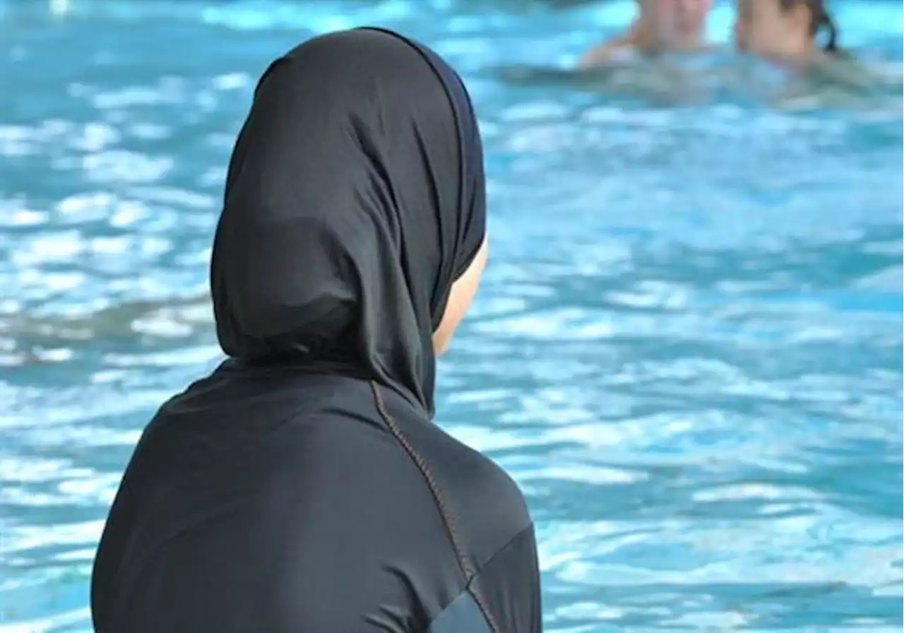 البوركيني يقسم فرنسا.. رمز ديني أم ملابس سباحة؟