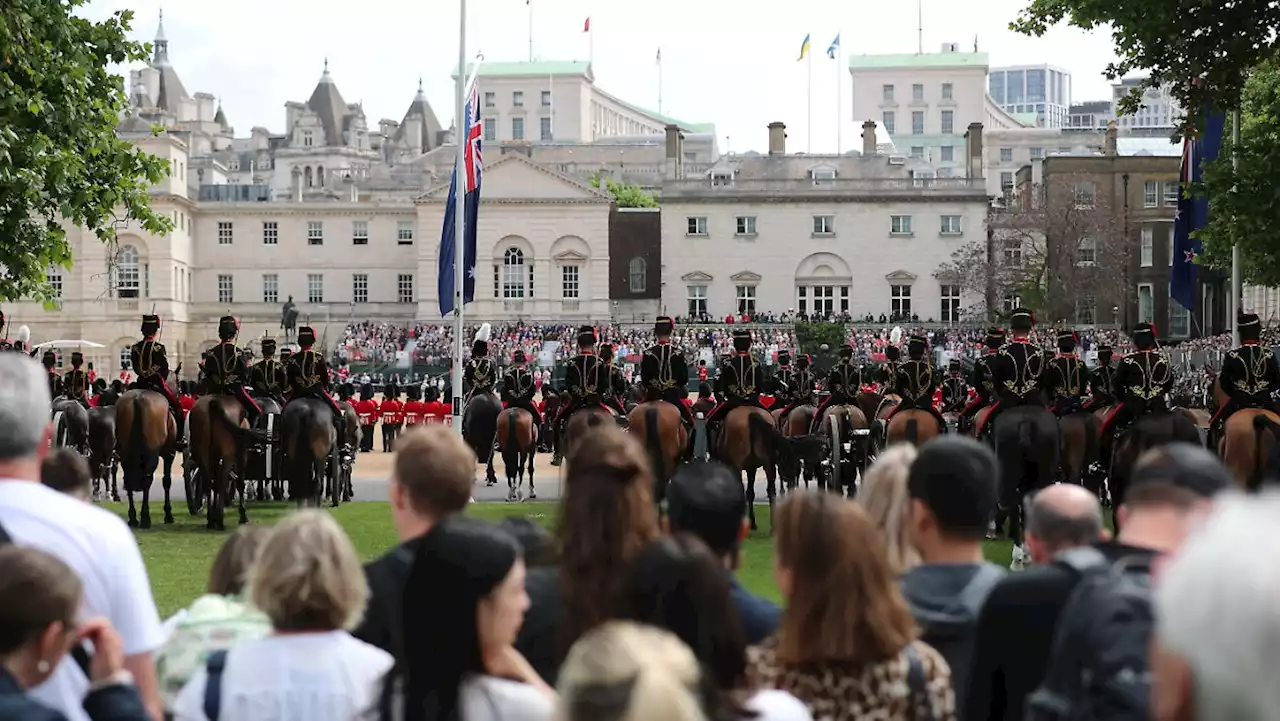 Tribüne stürzt bei Probe für Queen-Parade teils ein