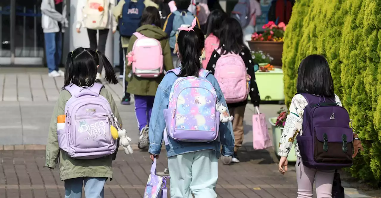 '친구 앞에 두고도 카톡 대화', 코로나가 바꿔놓은 교실 풍경