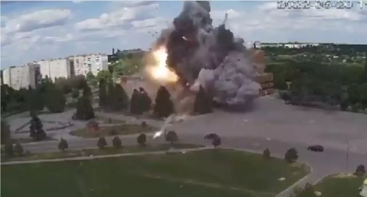 [Video] Impactante momento en el que misil destruyó edificio en Ucrania; hay un niño herido - Pulzo