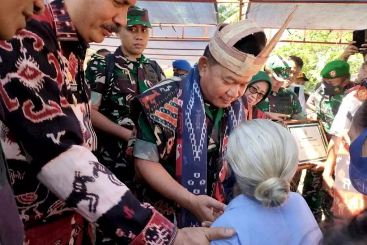 Masyarakat Sumba Timur NTT Angkat Jenderal Dudung sebagai Saudara Sulung