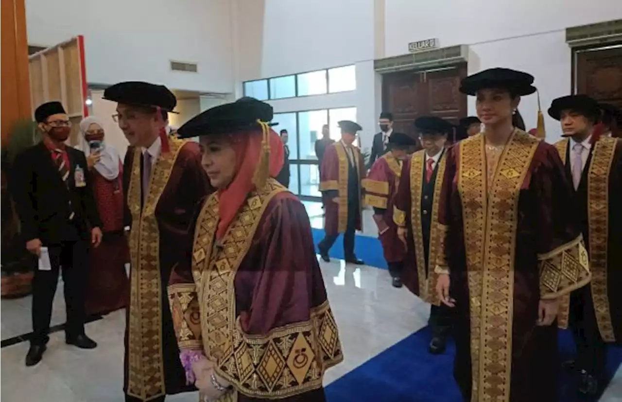 Permaisuri Johor urges M'sian UTM grads to foster close ties with foreign peers