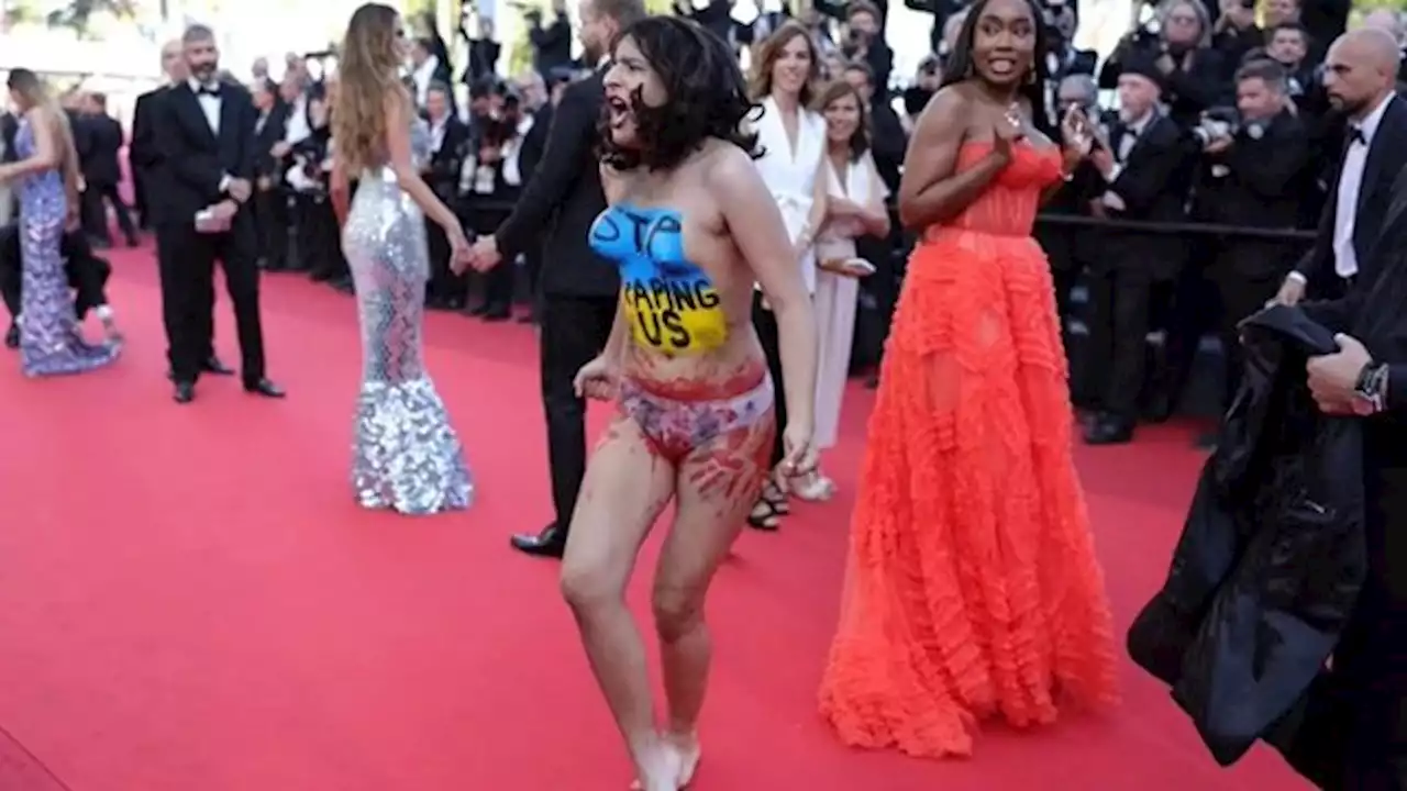 Una mujer desnuda irrumpió en la alfombra roja de Cannes para protestar contra la guerra en Ucrania