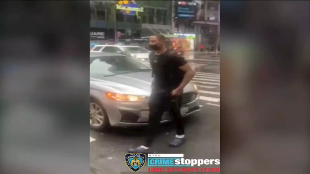 Video shows man attack street food vendor with milk crate, traffic cones in Times Square