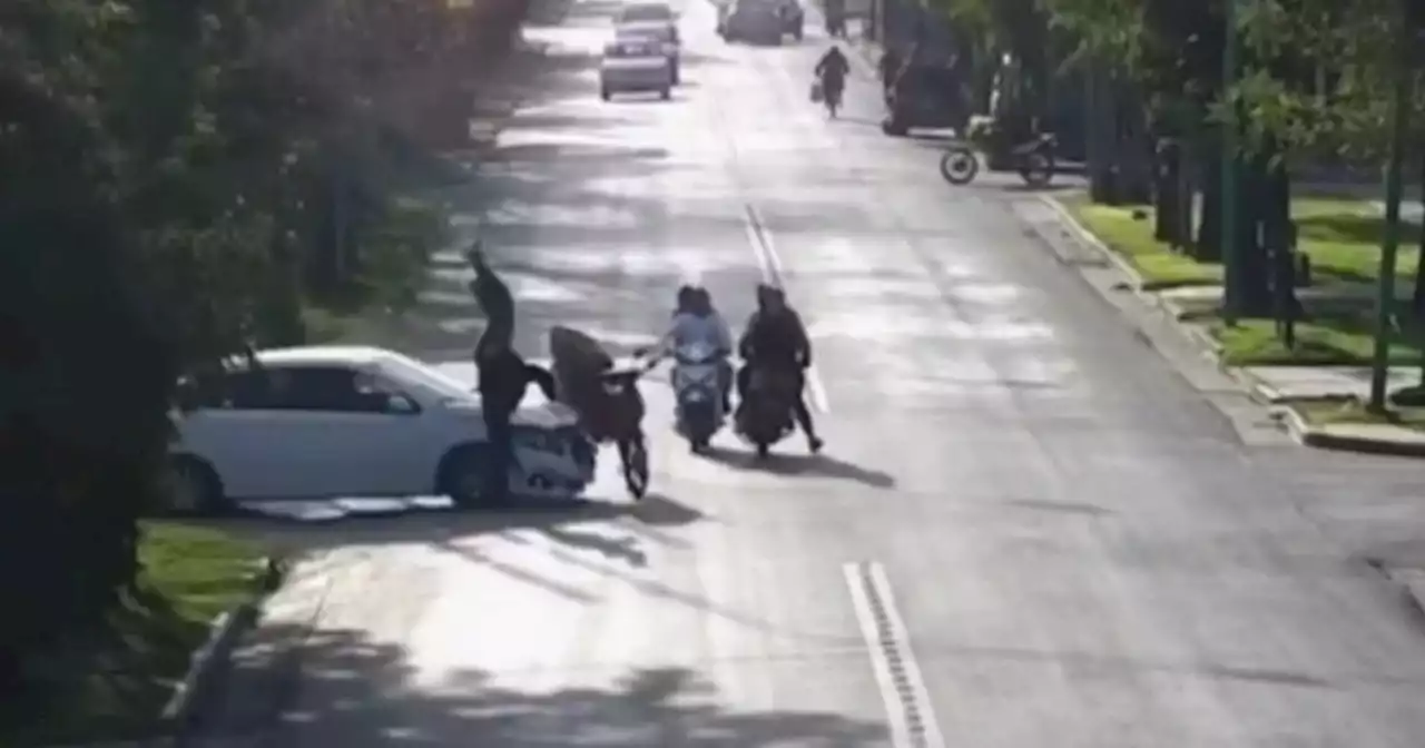 Video: venía haciendo 'willy' en una moto y salió volando cuando fue embestido por un auto