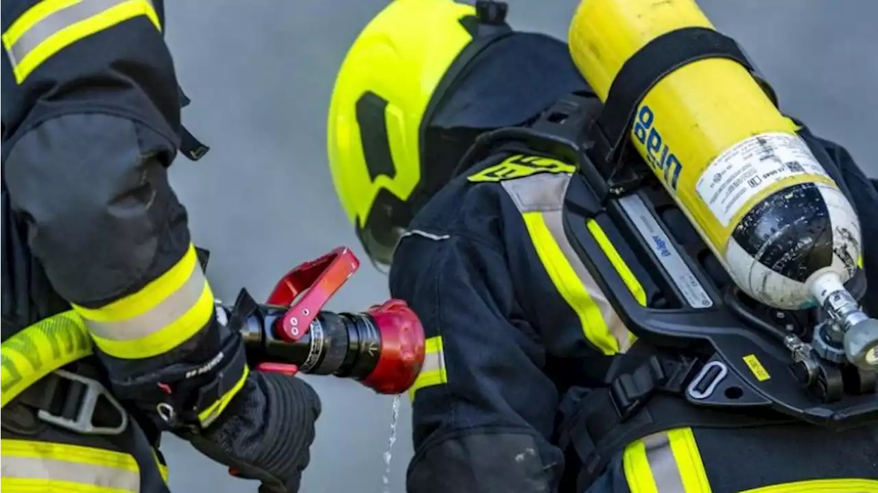 Vereinsgebäude brennt: 100 Feuerwehrleute vor Ort