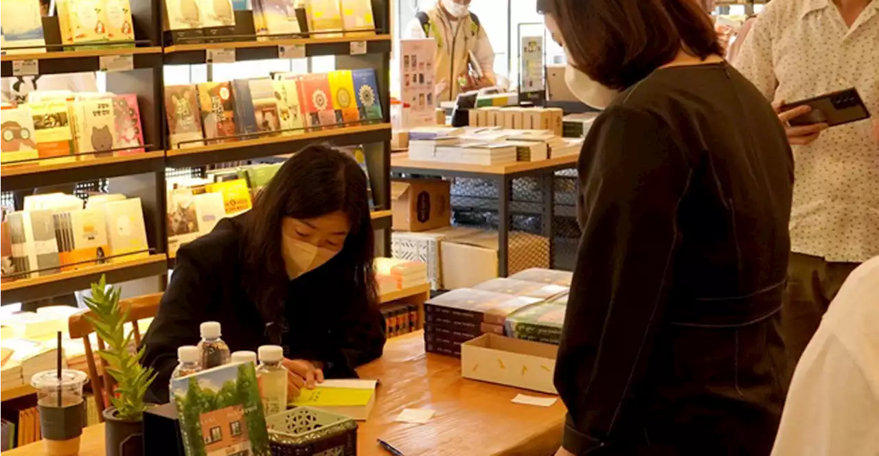 '소설로 대리만족했다' 요즘 가장 핫한 동네서점