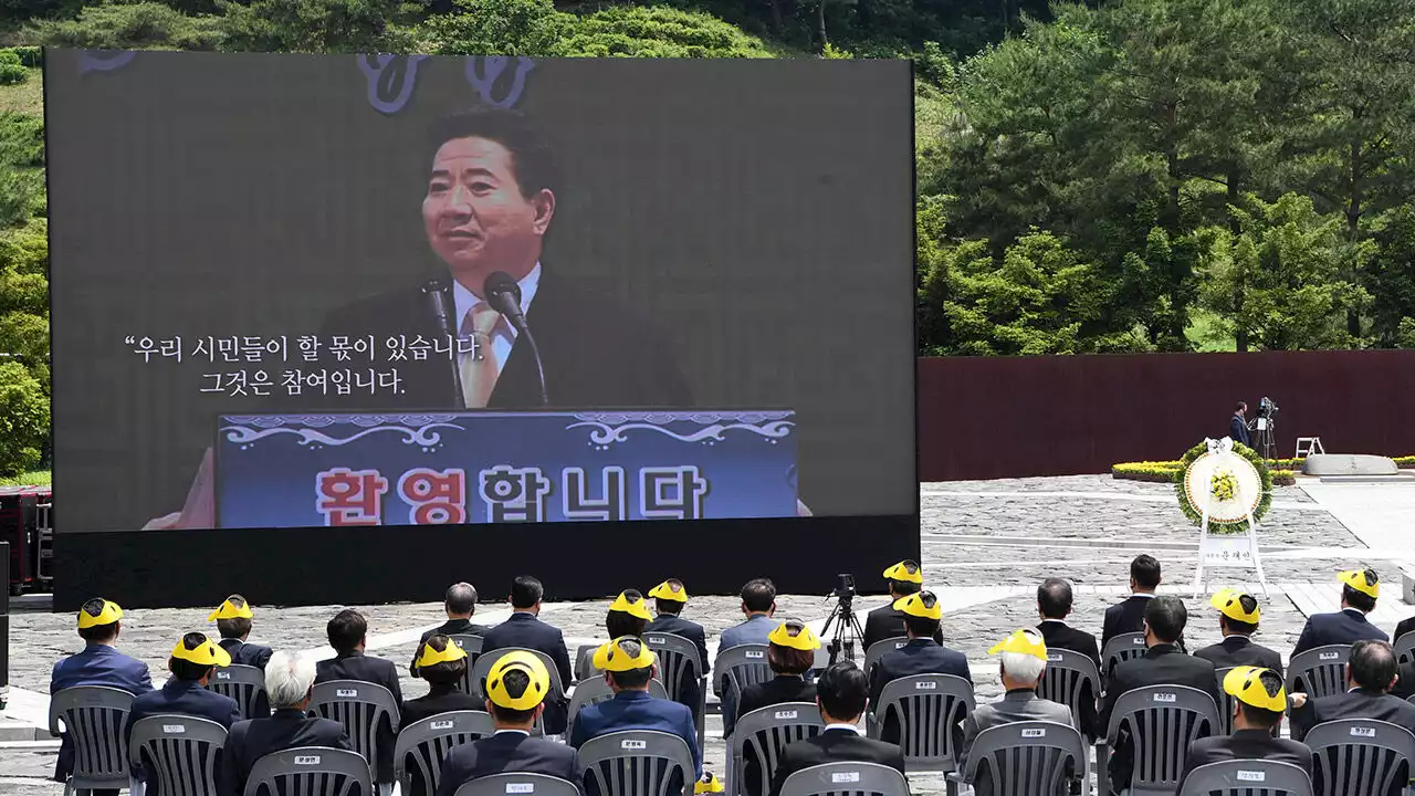 여야, 노 13주기 추도식 집결…문 전 대통령도 5년 만에 참석