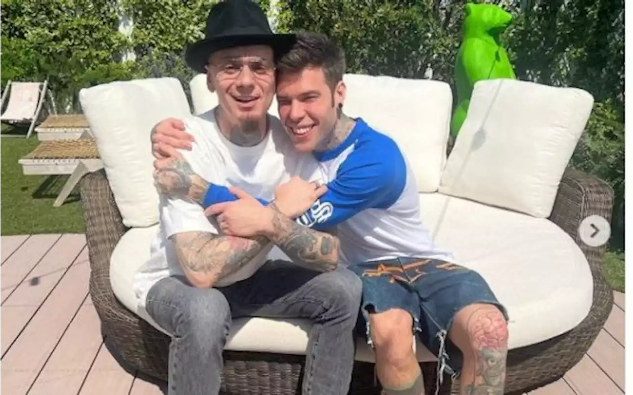 Fedez e J-Ax fanno pace, la foto insieme su Instagram