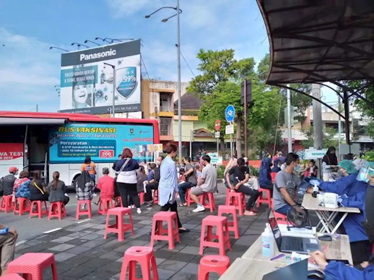 Ikut Vaksinasi Covid-19 di CFD Solo, Warga Bawa Pulang Bingkisan