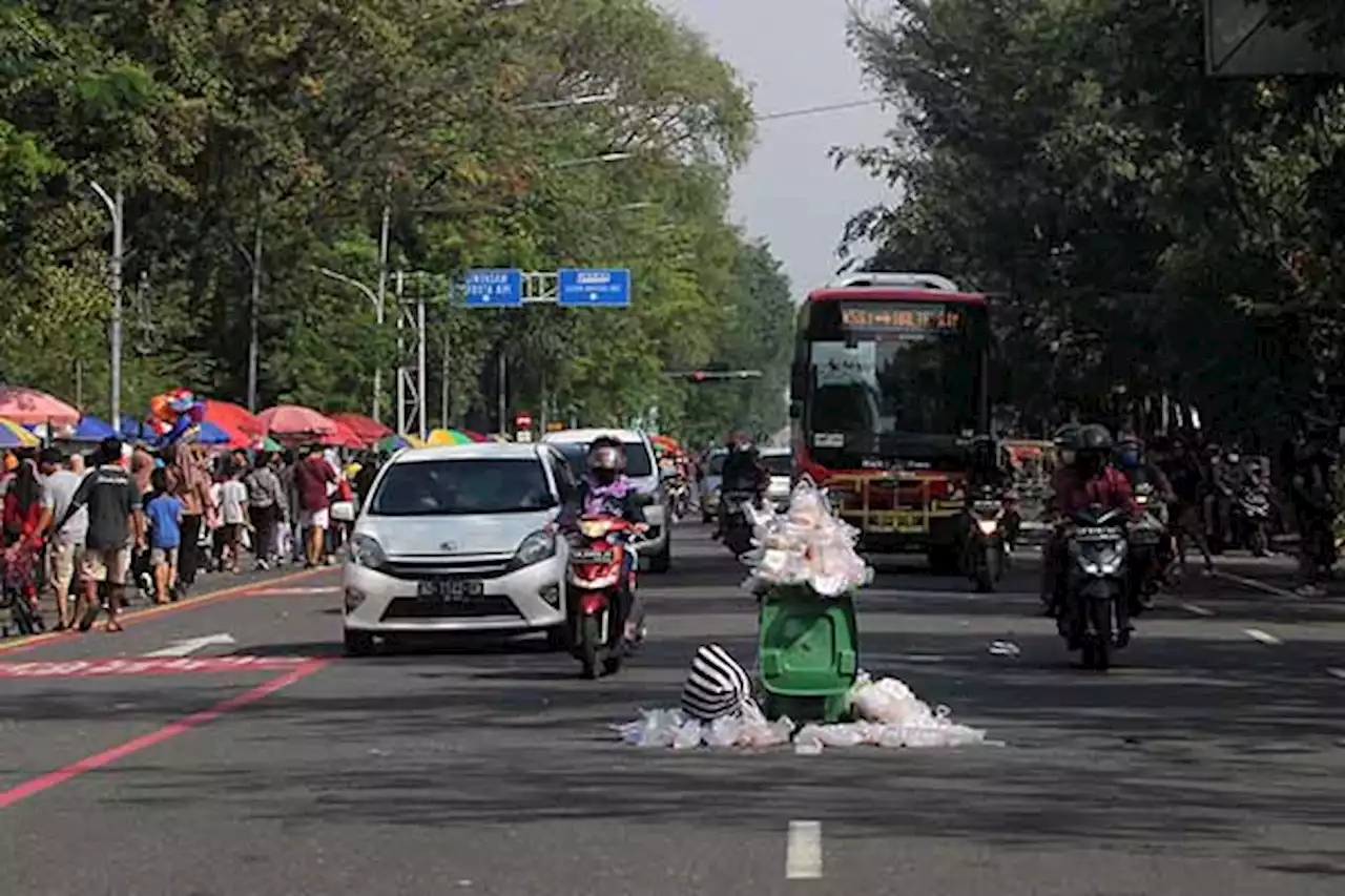 Tumpukan Sampah Meluber di Tengah Jalan Seusai CFD di Solo