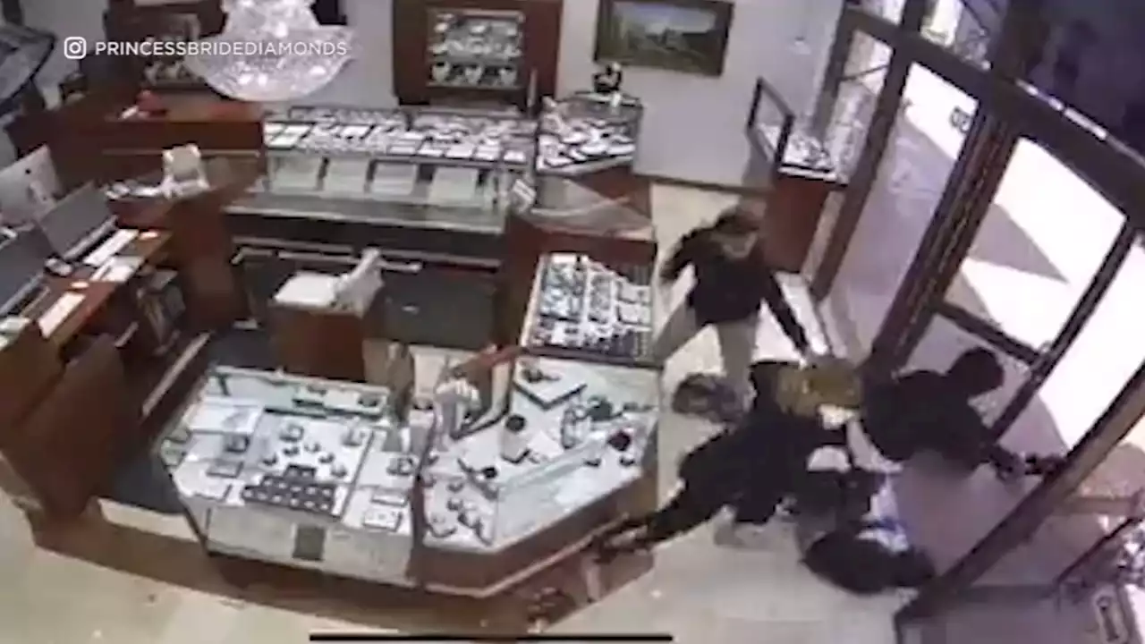 Store employees fight off hammer-swinging thieves during Newport Beach smash-and-grab robbery: video