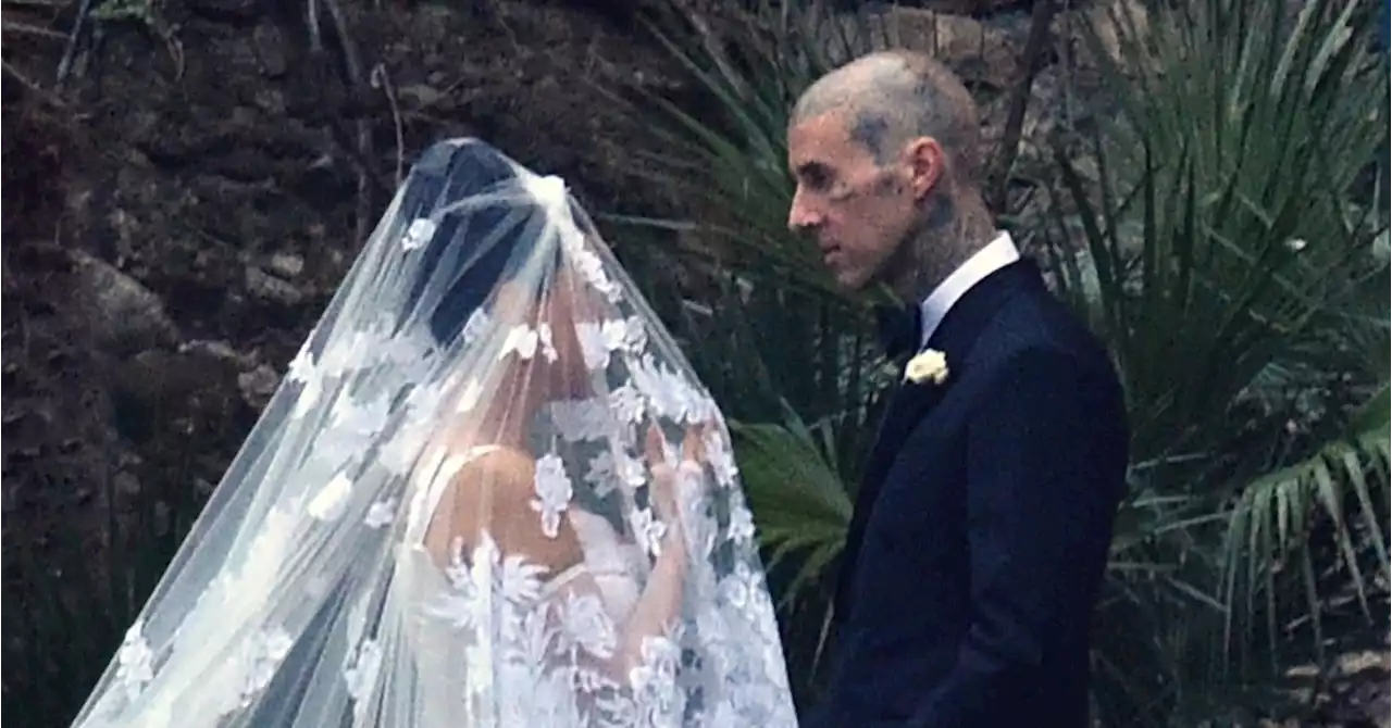 See Kourtney Kardashian and Travis Barker's First Kiss at Italian Wedding - E! Online