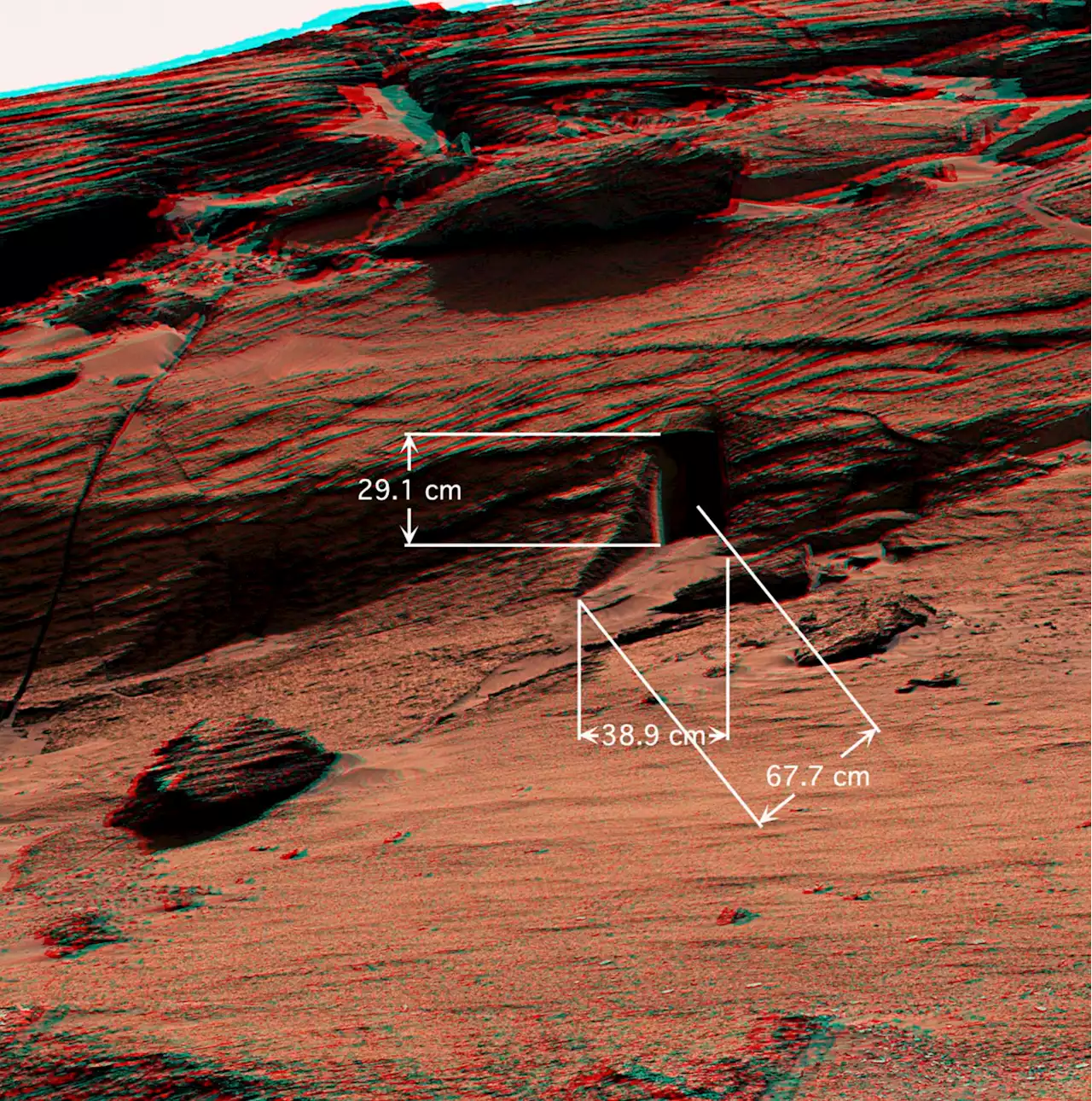 Cette 'porte' photographiée sur Mars est en réalité toute petite