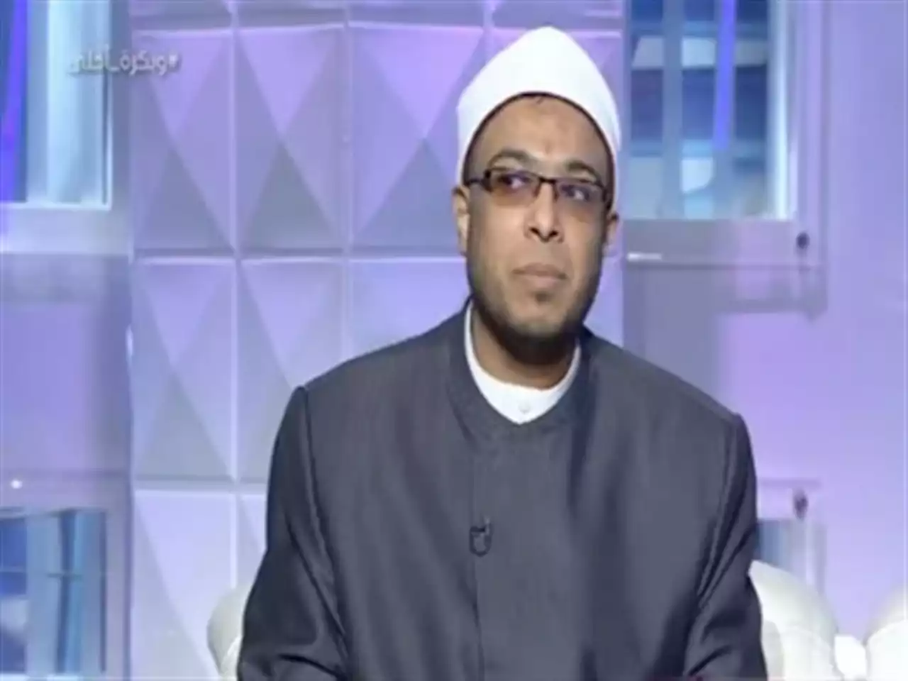 سيدة تنهار من البكاء بسبب ابنها.. ورسالة شديدة اللهجة من الشيخ أبوبكر