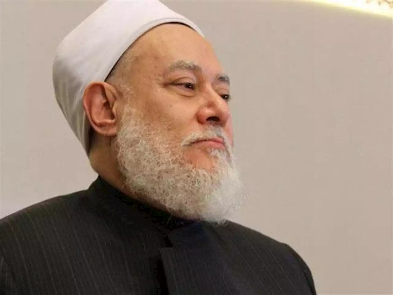 علي جمعة يوضح حكم التباكي في الدعاء: يبطل الصلاة في هذه الحالة