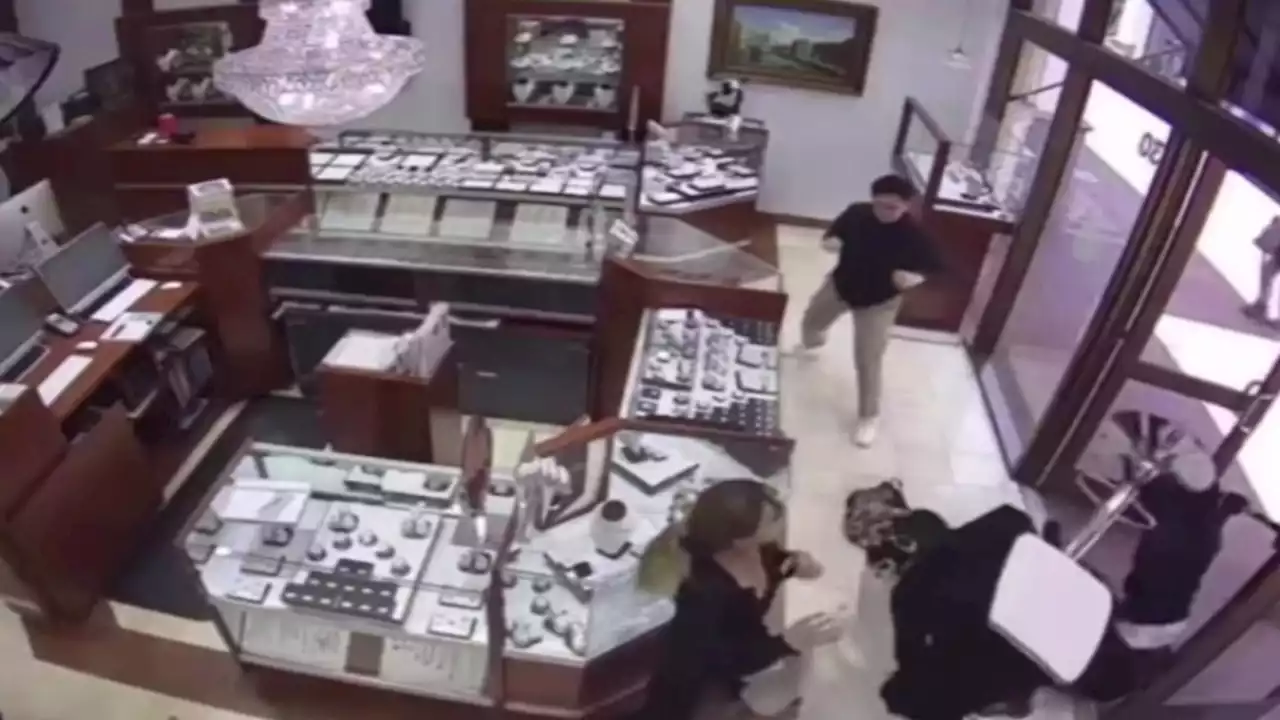 Video Shows Jewelry Store Staff Fighting Back During Smash-and-Grab Robbery in Calif.