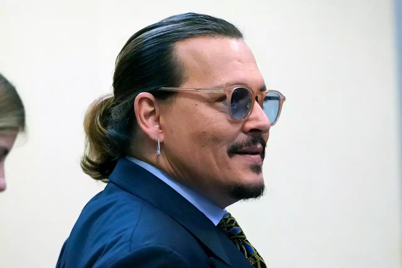 Johnny Depp briefly looks amused as doctor describes finger injury