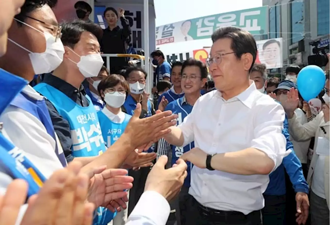 예상밖 '고전' 이재명 '민주당 지지율 급락으로 어려워'