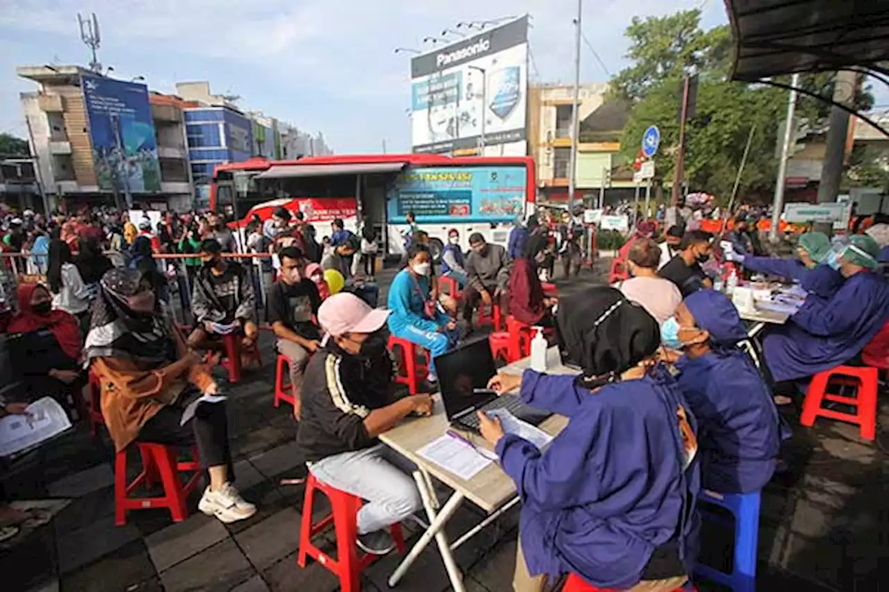 Foto-Foto Antusias Warga Ikuti Vaksinasi Covid-19 di Area CFD Solo