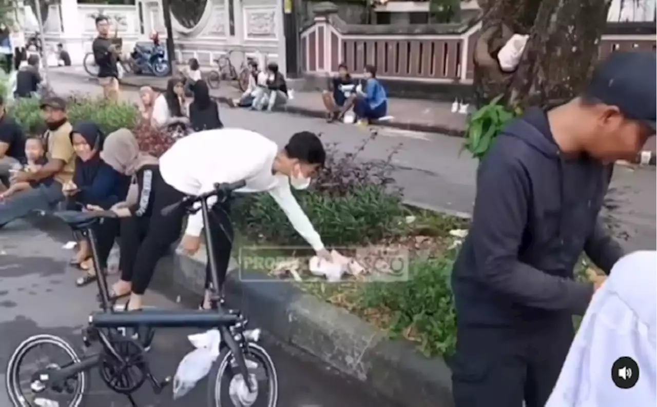 Video Viral Wali Kota Gibran Punguti Sampah di CFD Solo