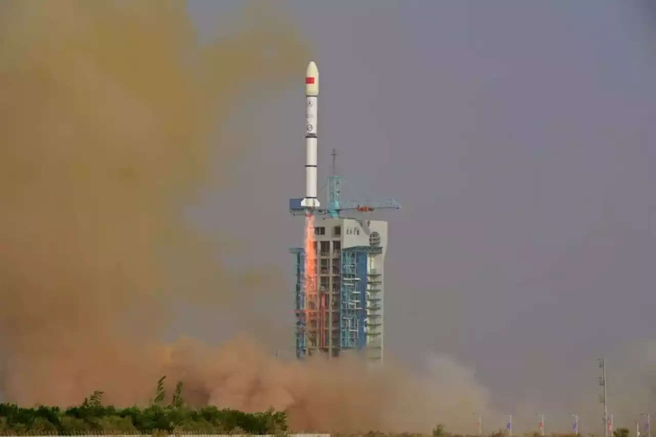 China launches 3 communications test satellites to low Earth orbit (video)