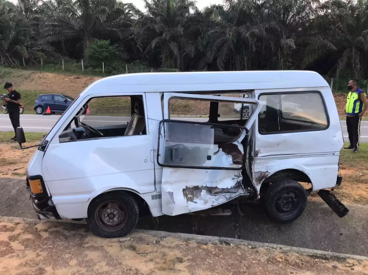 Ibu, anak cedera kereta langgar van buat pusingan U di lebuh raya