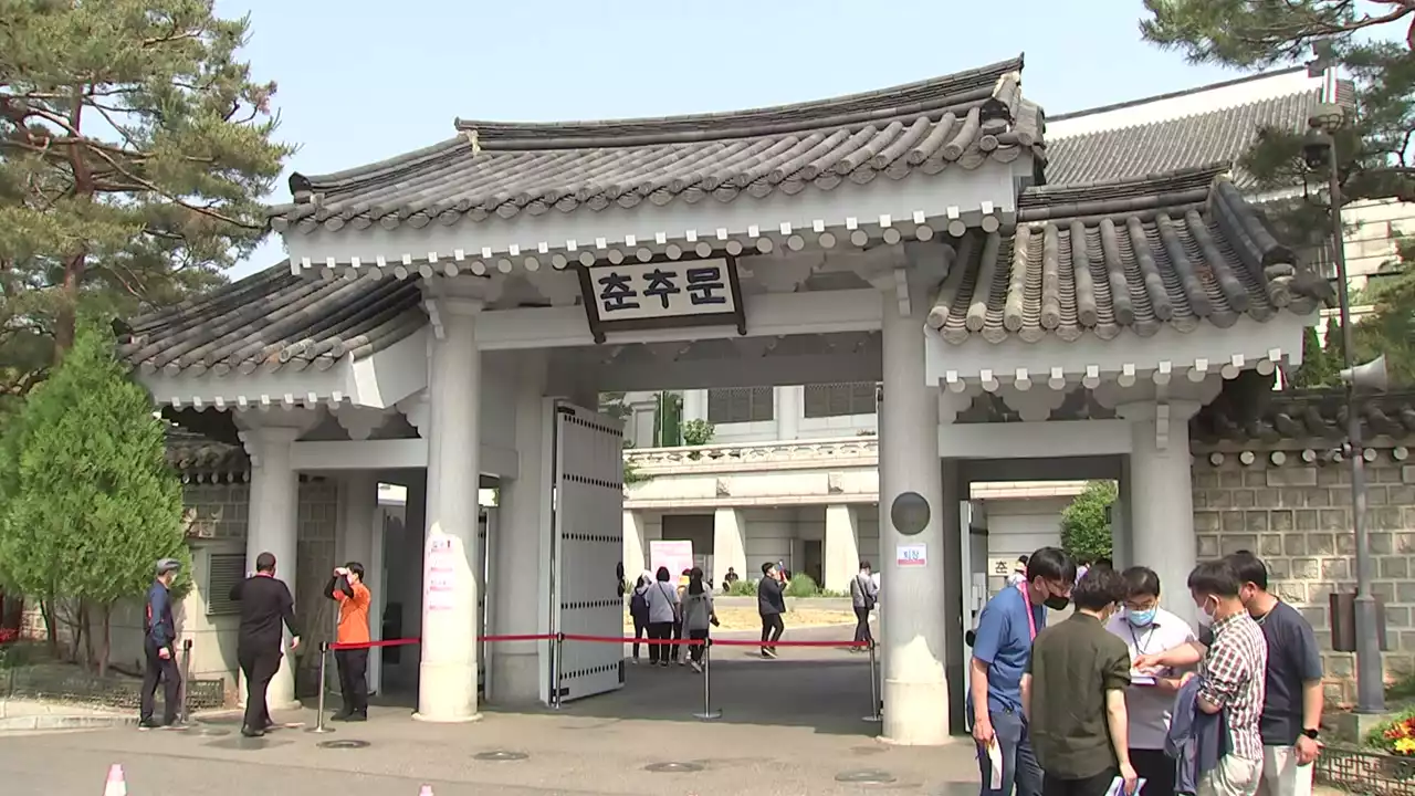 '오늘은 내가 청와대 대변인'...靑 춘추관·영빈관도 첫 개방