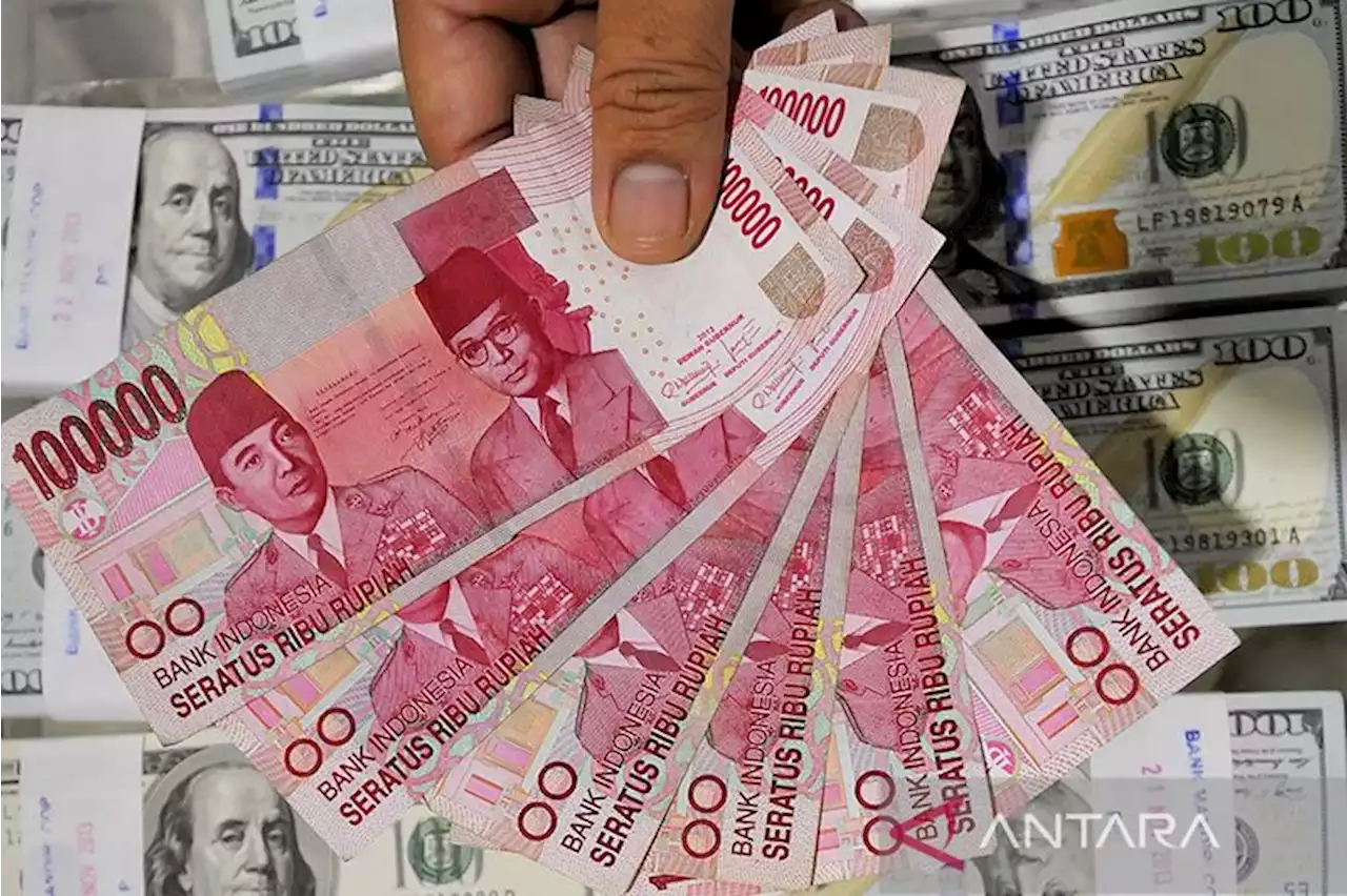 Rupiah ditutup menguat, ditopang BI tahan suku bunga acuan