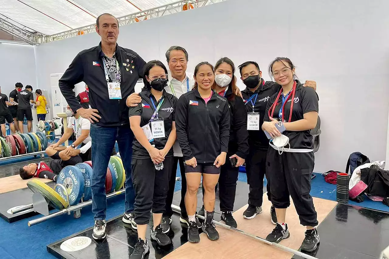 Chef de mission Ramon Fernandez represents PHL team at Vietnam SEA Games closing rites - BusinessWorld Online