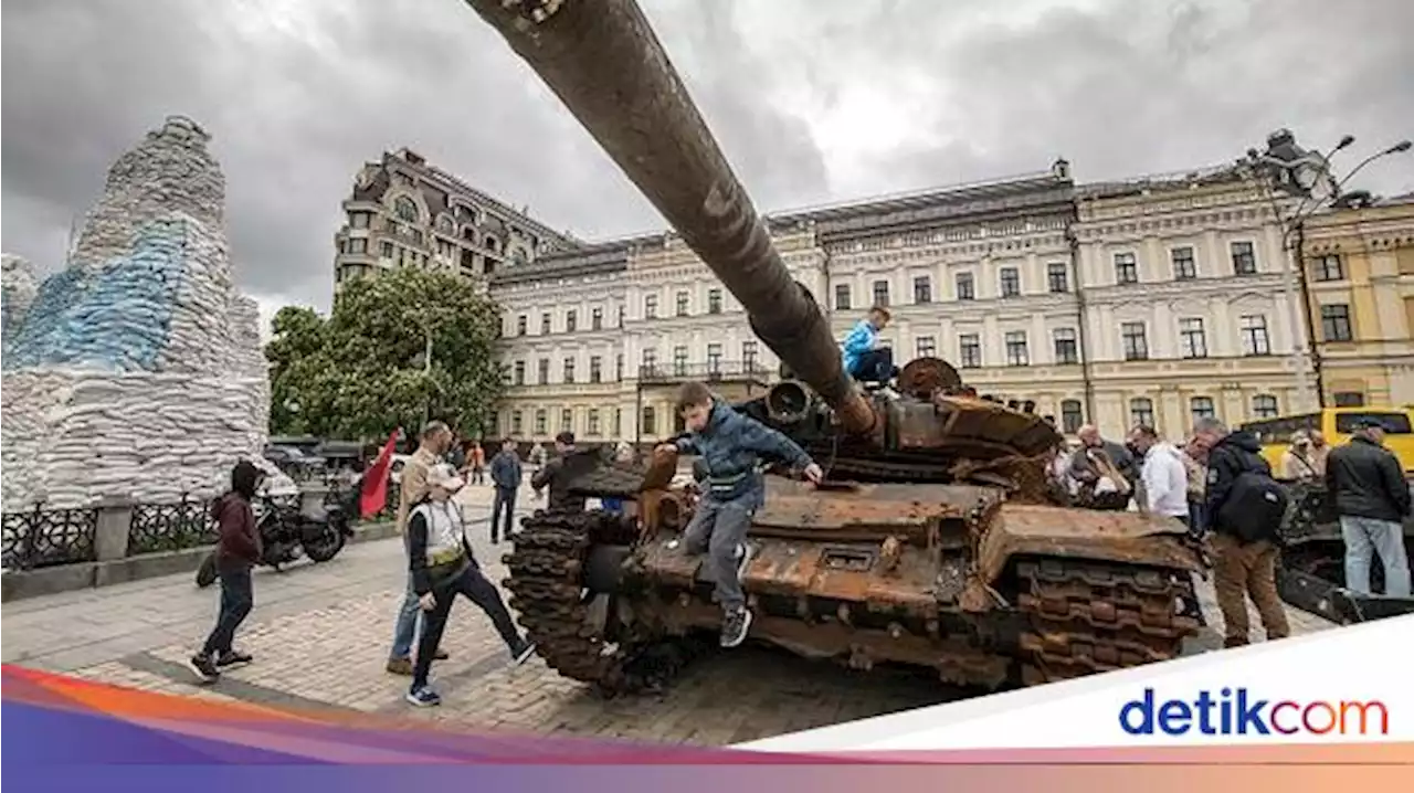 Tank-tank Rusia yang Hancur Dipamerkan di Kyiv, Warga Bersukacita