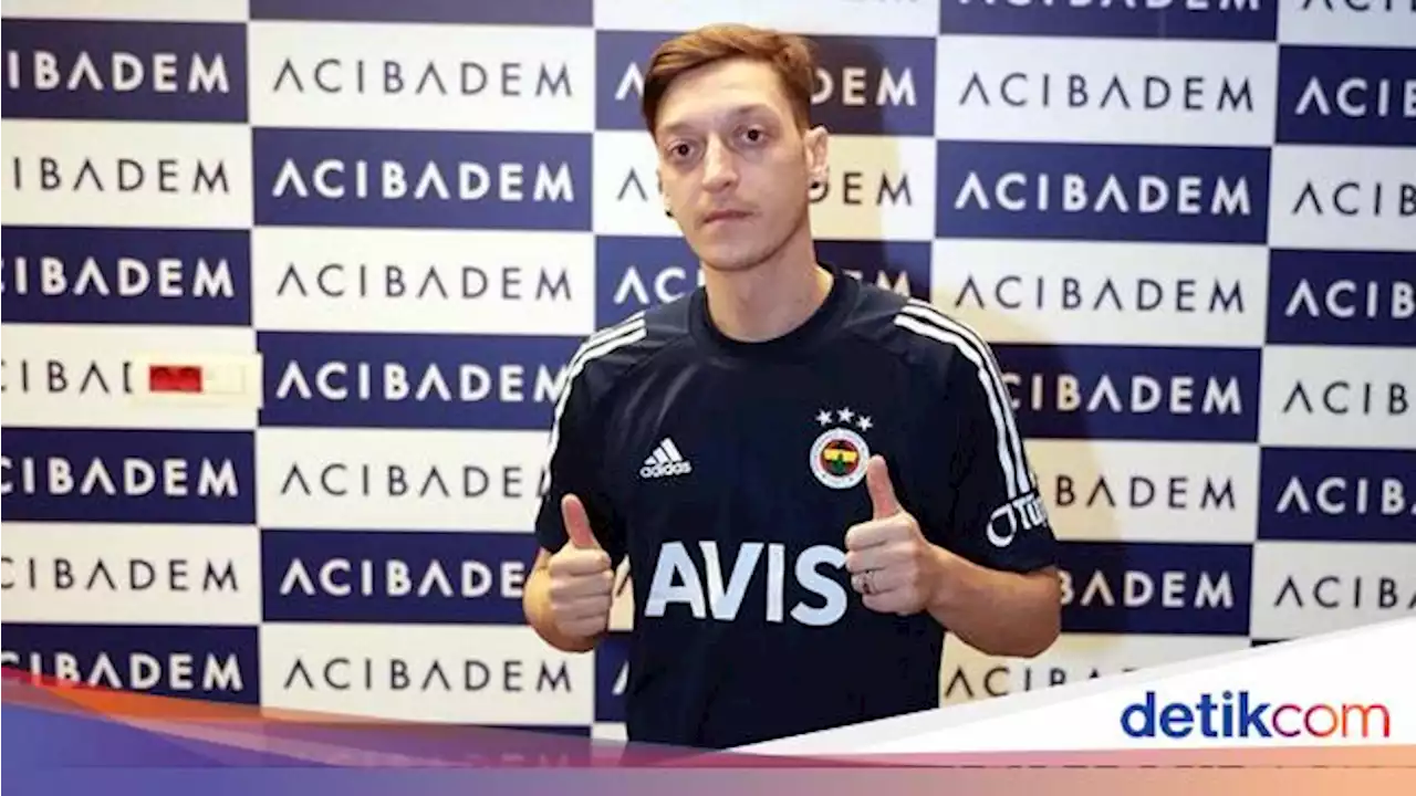 Mesut Oezil Tiba di Indonesia, Langsung Pamer Makan Rendang