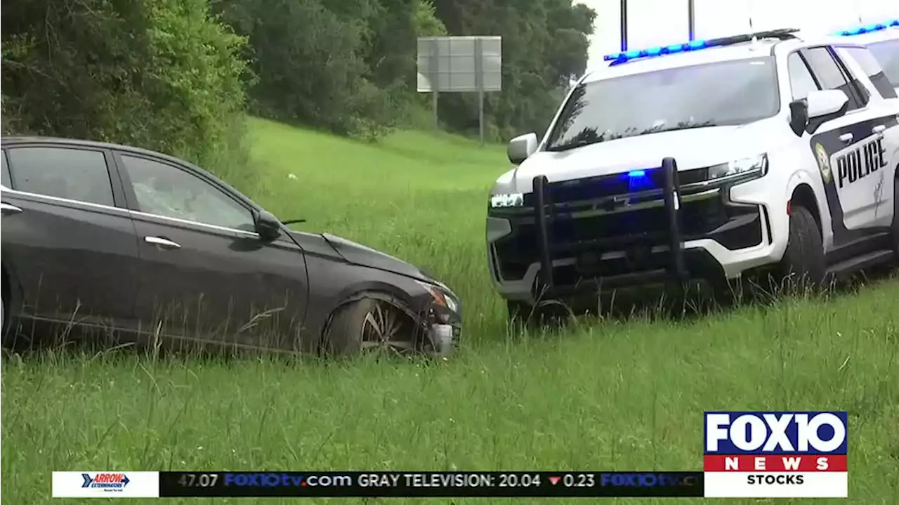 Driver hits other cars, crashes on I-10 while running from Mobile Police