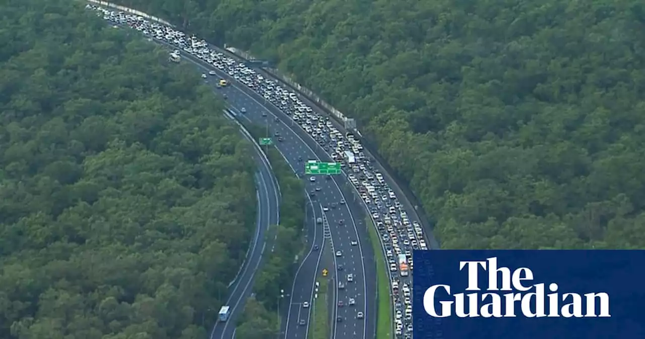 Multi-vehicle crash on M1 south of Brisbane causes traffic chaos
