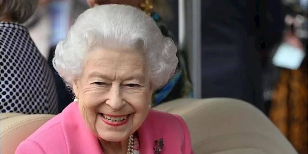 Queen Elizabeth Wears Bright Pink for a Surprise Appearance at the Chelsea Flower Show